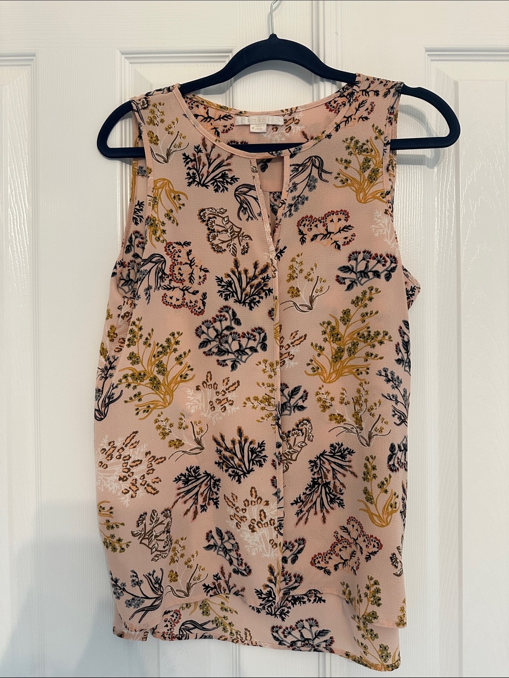 Sleeveless Floral Keyhole Blouse in Soft Pink